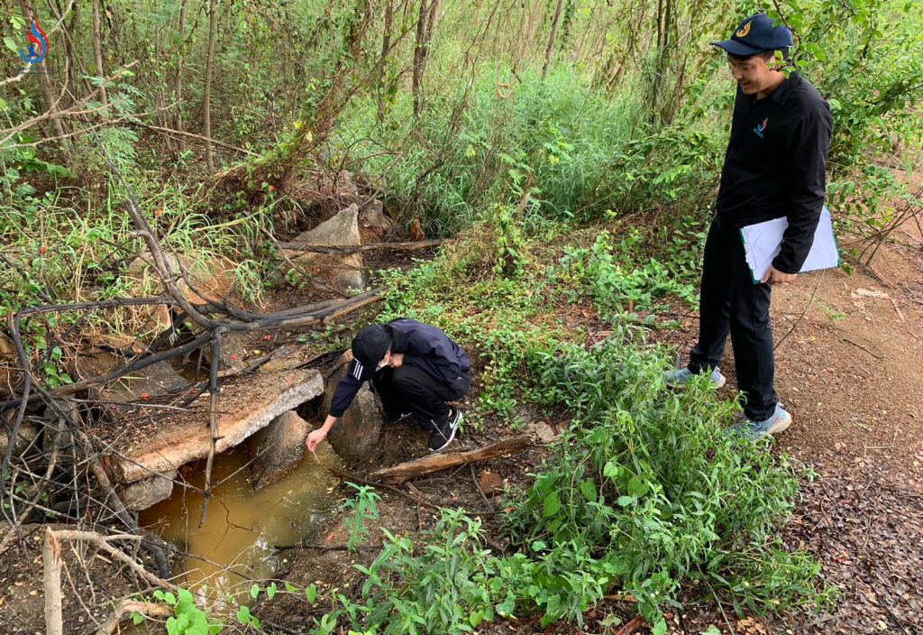 กลุ่มอุตสาหกรรมการจัดการเพื่อสิ่งแวดล้อม สภาอุตฯ ลุยต่อ เร่งสูบน้ำกรดบริเวณบ่อดินหน้าโกดังภาชีลงถัง IBC พร้อมกับท้องถิ่นร่วมก่อคันกั้นระหว่างรั้วโกดัง กับ คลองสาธารณะ