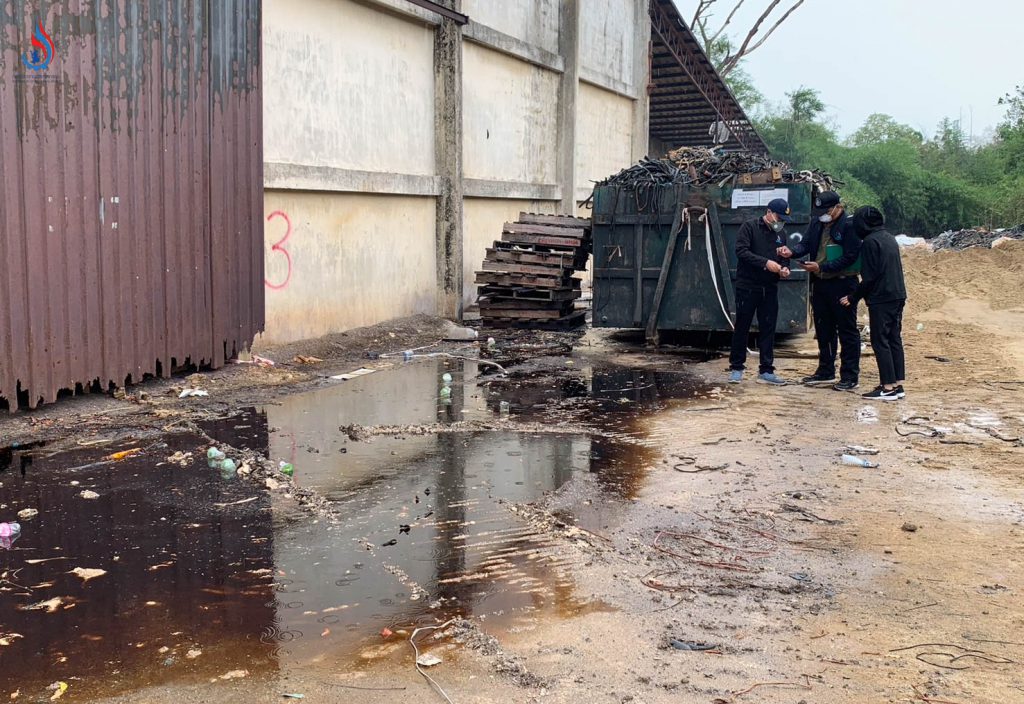 กลุ่มอุตสาหกรรมการจัดการเพื่อสิ่งแวดล้อม สภาอุตฯ ลุยต่อ เร่งสูบน้ำกรดบริเวณบ่อดินหน้าโกดังภาชีลงถัง IBC พร้อมกับท้องถิ่นร่วมก่อคันกั้นระหว่างรั้วโกดัง กับ คลองสาธารณะ