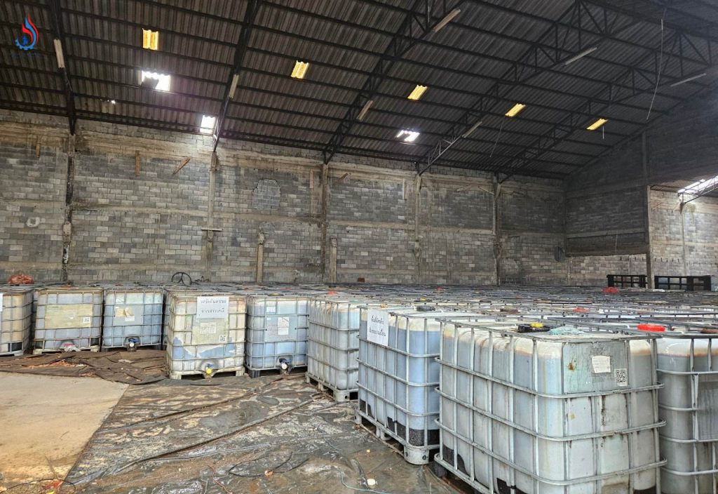 กลุ่มอุตสาหกรรมการจัดการเพื่อสิ่งแวดล้อม สภาอุตฯ ลุยต่อ เร่งสูบน้ำกรดบริเวณบ่อดินหน้าโกดังภาชีลงถัง IBC พร้อมกับท้องถิ่นร่วมก่อคันกั้นระหว่างรั้วโกดัง กับ คลองสาธารณะ