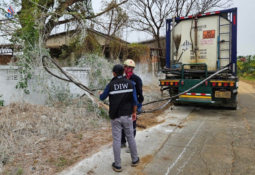 กลุ่มอุตสาหกรรมการจัดการเพื่อสิ่งแวดล้อม สภาอุตฯ ลุยต่อ เร่งสูบน้ำกรดบริเวณบ่อดินหน้าโกดังภาชีลงถัง IBC พร้อมกับท้องถิ่นร่วมก่อคันกั้นระหว่างรั้วโกดัง กับ คลองสาธารณะ