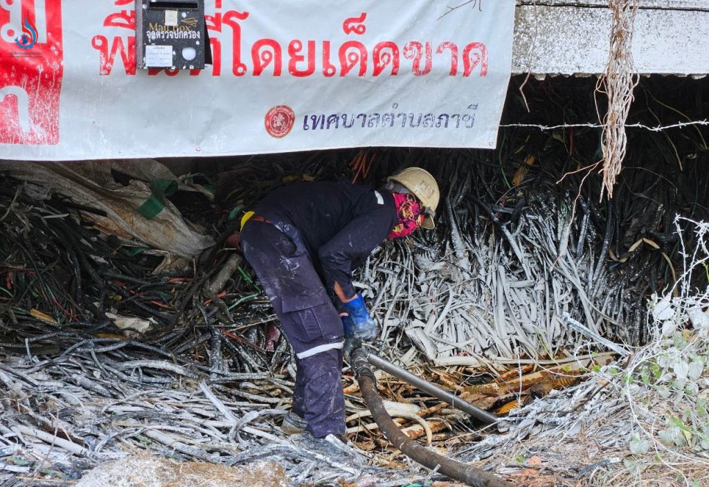 กลุ่มอุตสาหกรรมการจัดการเพื่อสิ่งแวดล้อม สภาอุตฯ ลุยต่อ เร่งสูบน้ำกรดบริเวณบ่อดินหน้าโกดังภาชีลงถัง IBC พร้อมกับท้องถิ่นร่วมก่อคันกั้นระหว่างรั้วโกดัง กับ คลองสาธารณะ