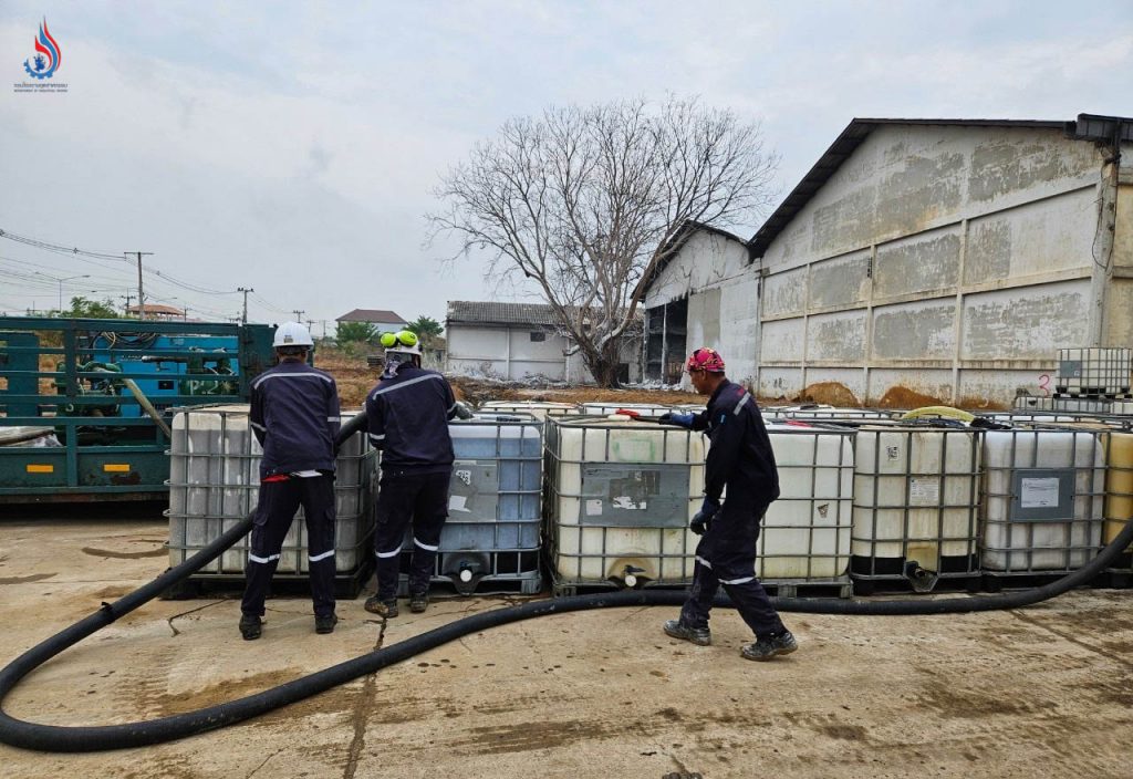 กลุ่มอุตสาหกรรมการจัดการเพื่อสิ่งแวดล้อม สภาอุตฯ ลุยต่อ เร่งสูบน้ำกรดบริเวณบ่อดินหน้าโกดังภาชีลงถัง IBC พร้อมกับท้องถิ่นร่วมก่อคันกั้นระหว่างรั้วโกดัง กับ คลองสาธารณะ