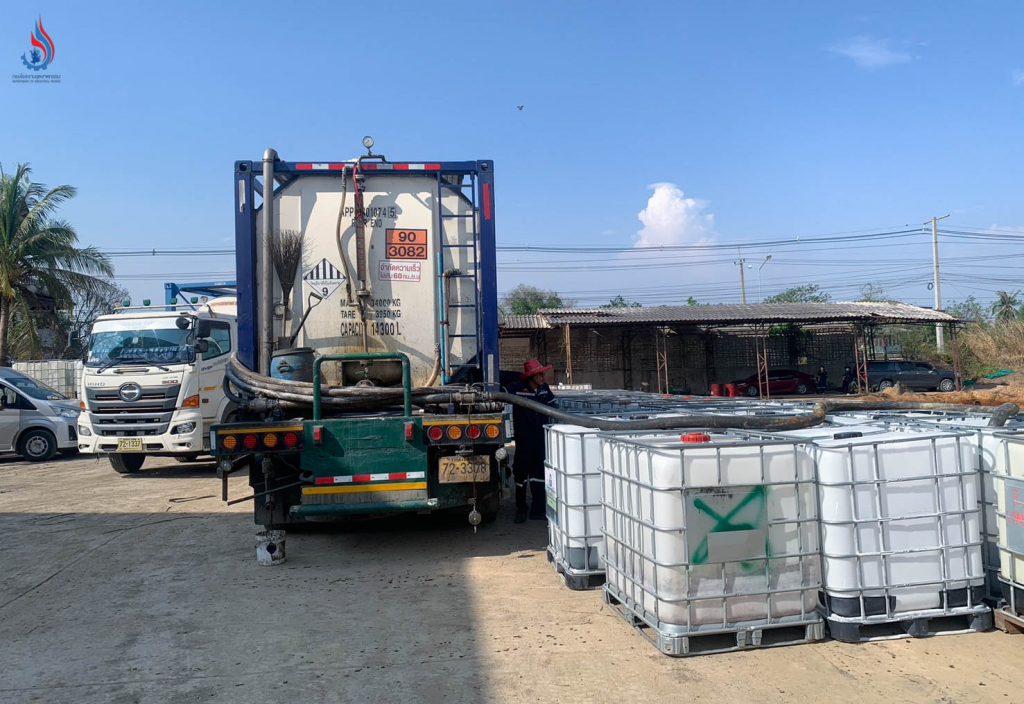 กลุ่มอุตสาหกรรมการจัดการเพื่อสิ่งแวดล้อม สภาอุตฯ เร่งสูบน้ำกรดบ่อหน้าโกดังภาชี เป็นวันที่สาม ถัง IBC ได้รับการสนับสนุนอย่างต่อเนื่อง คาดแล้วเสร็จในวันศุกร์นี้