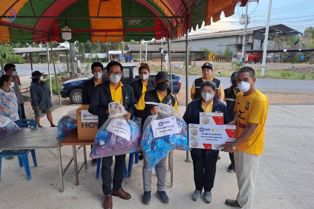 กรมโรงงานฯ ประสาน การนิคมฯ จัดหาหน้ากากอนามัยป้องกันสารเคมี ส่งมอบให้ประชาชนที่ได้รับผลกระทบจากกลิ่นสารเคมีที่รั่วไหลของ บ. เอกอุทัย (สาขาอุทัย) พร้อมตั้งจุดตรวจวัดคุณภาพอากาศ