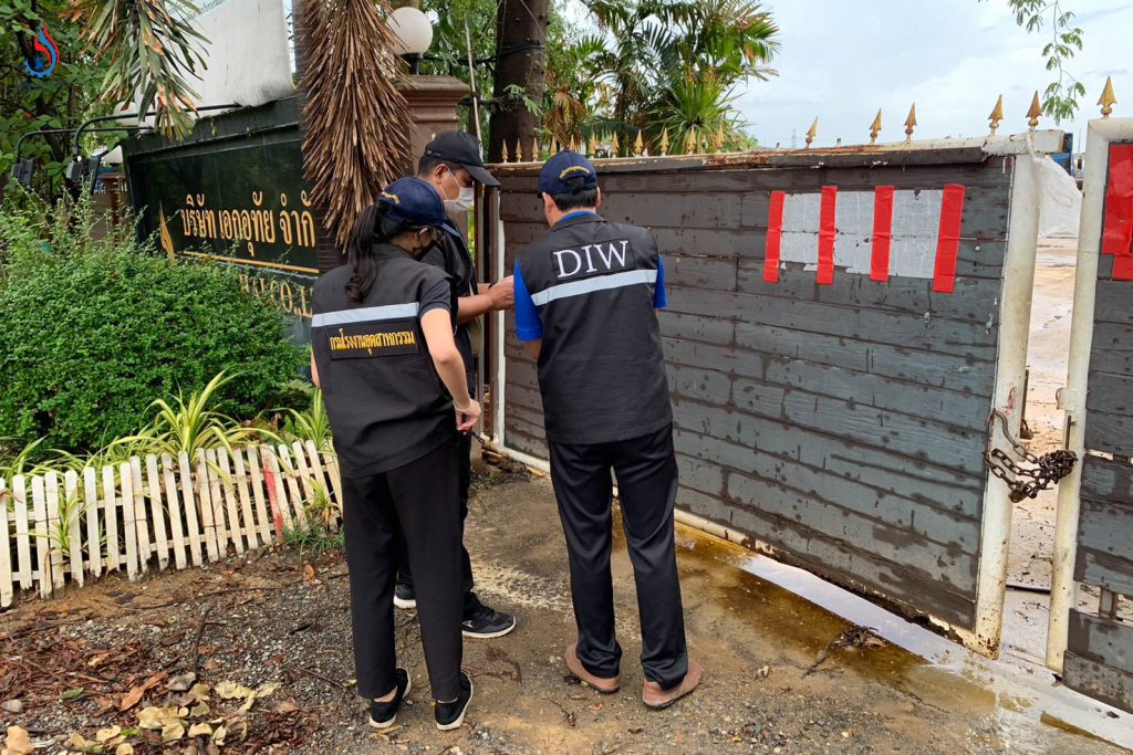 กรมโรงงานฯ ประสาน การนิคมฯ จัดหาหน้ากากอนามัยป้องกันสารเคมี ส่งมอบให้ประชาชนที่ได้รับผลกระทบจากกลิ่นสารเคมีที่รั่วไหลของ บ. เอกอุทัย (สาขาอุทัย) พร้อมตั้งจุดตรวจวัดคุณภาพอากาศ