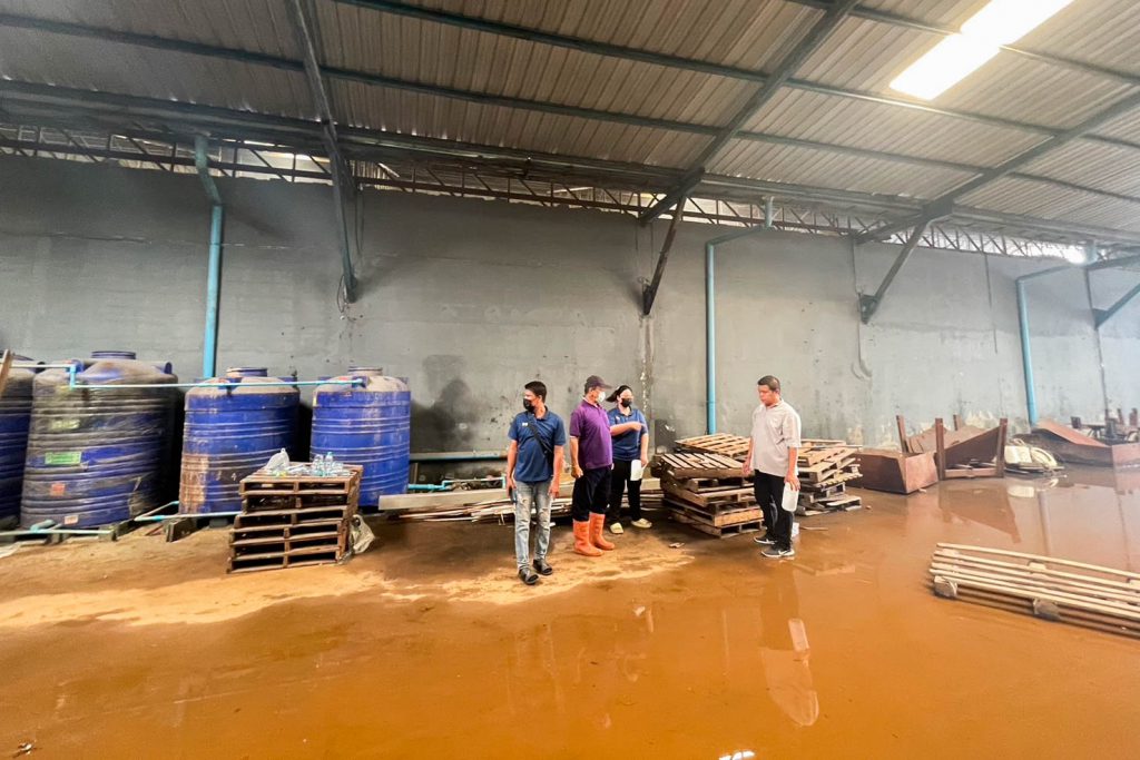 ห้างหุ้นส่วนจำกัด เอกชูสิทธิ์โลหะกิจ ไม่พบการระบายน้ำทิ้ง พบเพียงน้ำขังบริเวณด้านหลังโรงงาน