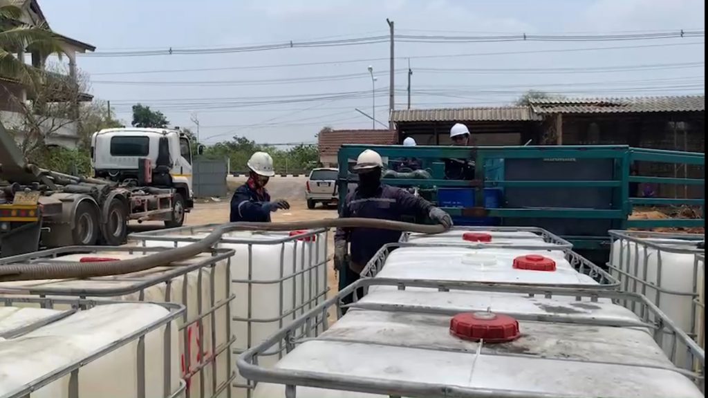 สภาอุตฯ สนับสนุนทีมงานพร้อมอุปกรณ์สูบน้ำกรดบริเวณบ่อดินหน้าโกดังภาชีเป็นการเร่งด่วน ก่อนฤดูฝนจะมาถึง