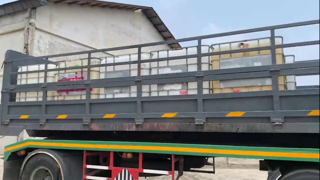 สภาอุตฯ สนับสนุนทีมงานพร้อมอุปกรณ์สูบน้ำกรดบริเวณบ่อดินหน้าโกดังภาชีเป็นการเร่งด่วน ก่อนฤดูฝนจะมาถึง