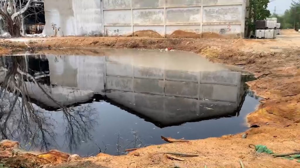 สภาอุตฯ สนับสนุนทีมงานพร้อมอุปกรณ์สูบน้ำกรดบริเวณบ่อดินหน้าโกดังภาชีเป็นการเร่งด่วน ก่อนฤดูฝนจะมาถึง