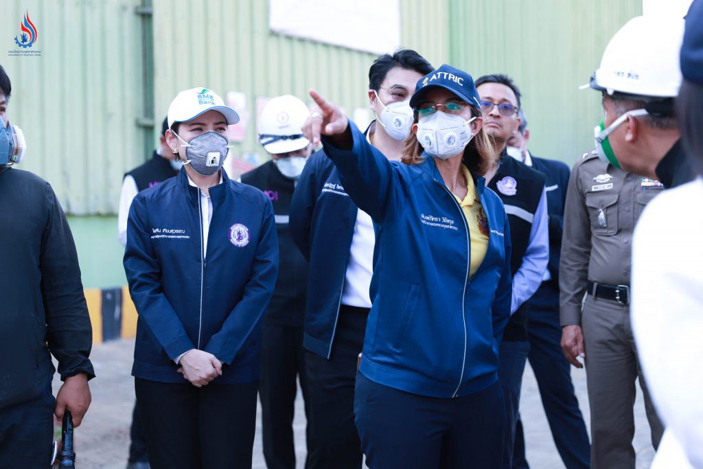 รองอธิบดีกรมโรงงานฯ ร่วมลงพื้นที่โกดังที่เกิดเพลิงไหม้พร้อม นางสาวพิมพ์ภัทรา วิชัยกุล รัฐมนตรีว่าการกระทรวงอุตสาหกรรม เพื่อตรวจติดตามสถานการณ์เพลิงไหม้ และแนวทางการแก้ปัญหากากอุตสาหกรรม ในพื้นที จ.พระนครศรีอยุธยา