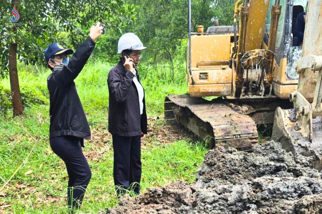 นางจินดา เตชะศรินทร์ ผู้อำนวยการกองกฎหมาย นางสาวศิรกาญจน์ เหลืองสกุล ผู้อำนวยการกองบริหารจัดการกากอุตสาหกรรม