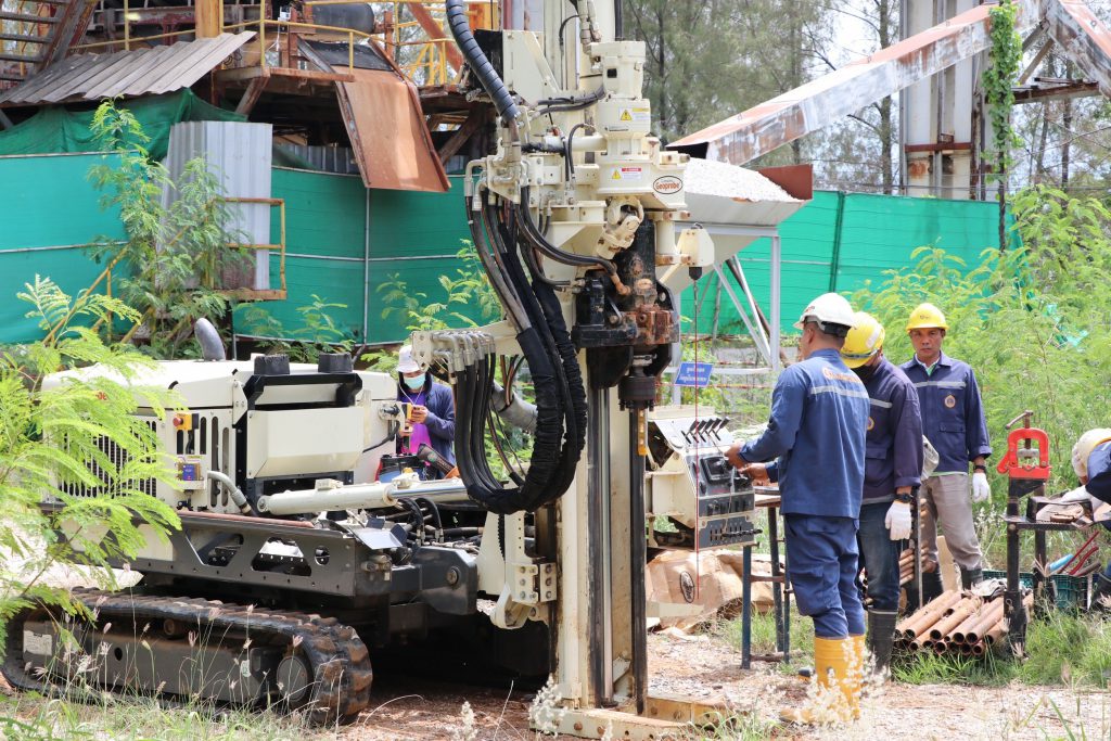 อธิบดีกรมโรงงานฯ ร่วม 6 หน่วยงานเข้าขุดค้นในพื้นที่ป่าสงวนหลัง เอกอุทัย (กลางดง) เก็บตัวอย่างวิเคราะห์ พบเป็นสารจำพวกไฮโดรคาร์บอนหลายชนิด