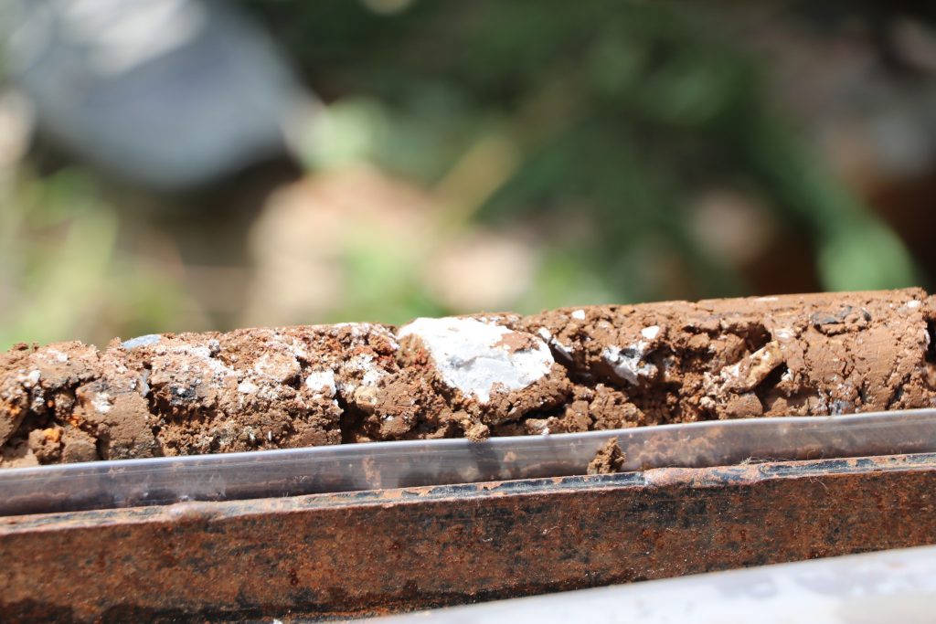 อธิบดีกรมโรงงานฯ ร่วม 6 หน่วยงานเข้าขุดค้นในพื้นที่ป่าสงวนหลัง เอกอุทัย (กลางดง) เก็บตัวอย่างวิเคราะห์ พบเป็นสารจำพวกไฮโดรคาร์บอนหลายชนิด