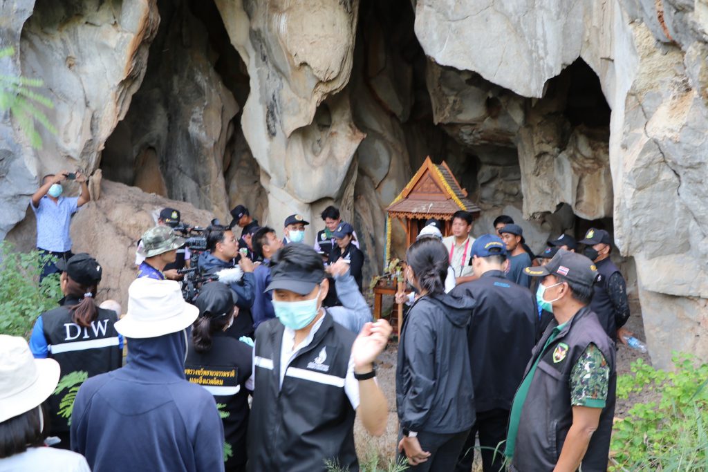 อธิบดีกรมโรงงานฯ ร่วม 6 หน่วยงานเข้าขุดค้นในพื้นที่ป่าสงวนหลัง เอกอุทัย (กลางดง) เก็บตัวอย่างวิเคราะห์ พบเป็นสารจำพวกไฮโดรคาร์บอนหลายชนิด