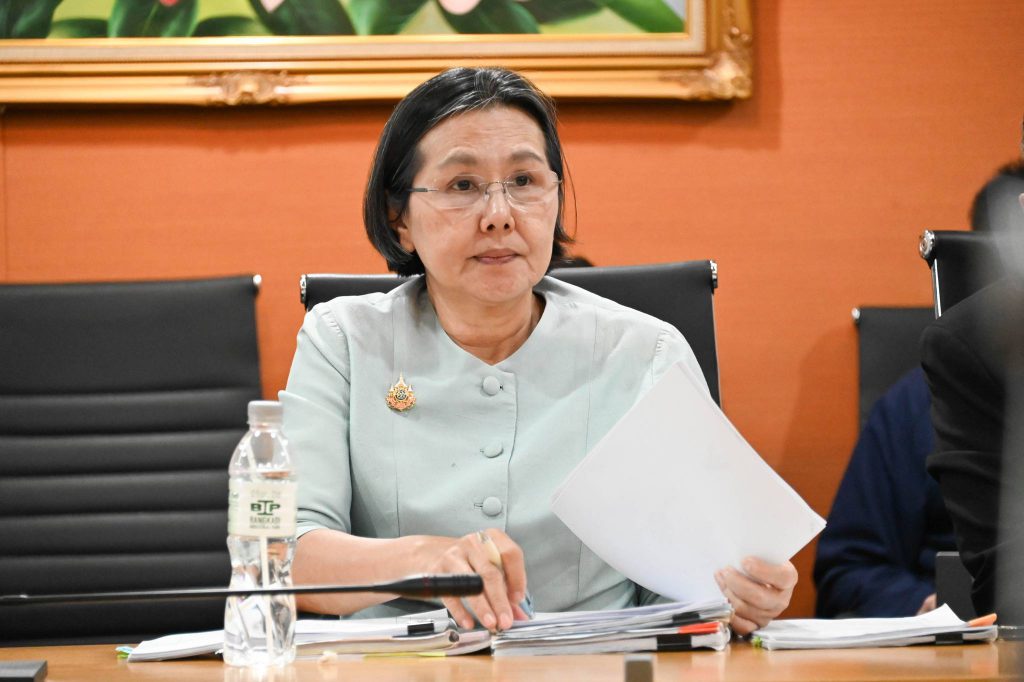 นางจินดา เตชะศรินทร์ ผู้อำนวยการกองกฎหมาย กรอ.