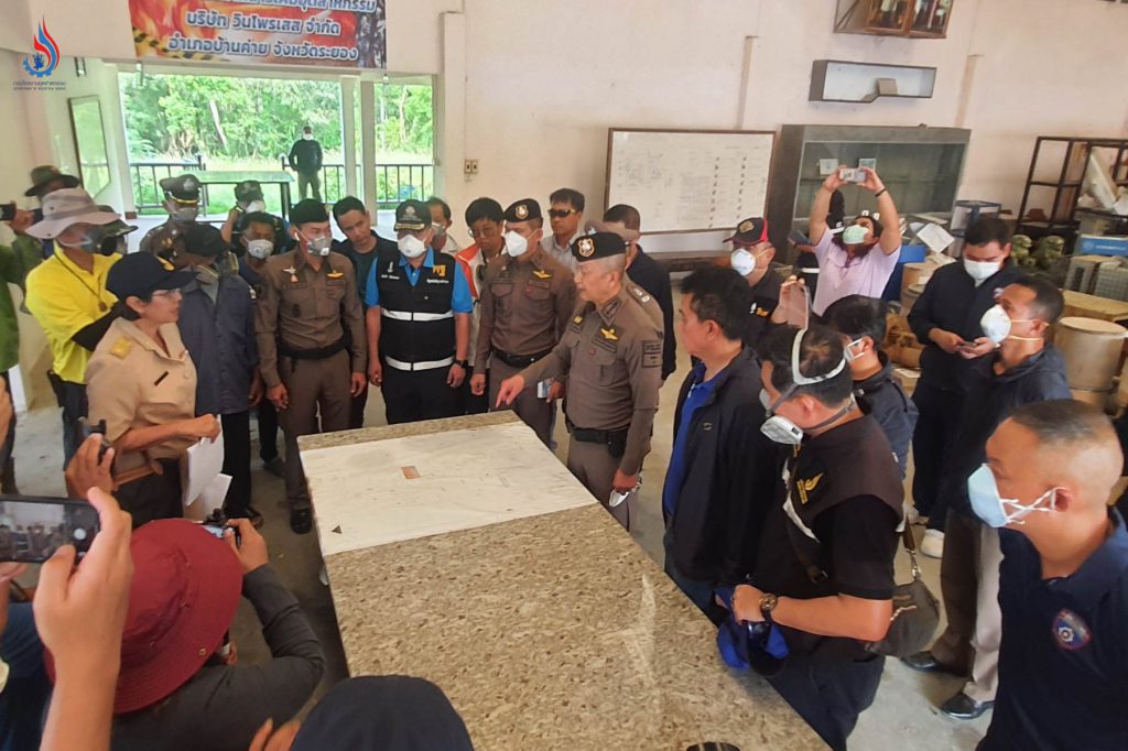 คณะผู้ช่วย ผบ.ตร. ได้ลงพื้นที่ตรวจสอบข้อเท็จจริงการดำเนินคดีการลักลอบทิ้งกากอุตสาหกรรม ในพื้นที่ บริษัท วิน โพรเสส จำกัด อ.บ้านค่าย จ.ระยอง