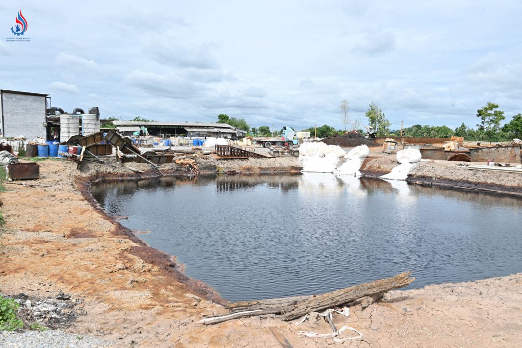 รองอธิบดีกรมโรงงานฯ นำทีม ตรวจติดตามการจัดการกากของเสียในสถานประกอบการไม่มีใบอนุญาตในพื้นที่สุพรรณบุรี พร้อมประชุมติดตามการแก้ปัญหาและการดำเนินคดีในพื้นที่ที่มีความเชื่อมโยงทางคดี