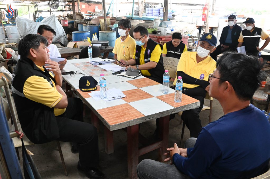 รองอธิบดีกรมโรงงานฯ นำทีม ตรวจติดตามการจัดการกากของเสียในสถานประกอบการไม่มีใบอนุญาตในพื้นที่สุพรรณบุรี พร้อมประชุมติดตามการแก้ปัญหาและการดำเนินคดีในพื้นที่ที่มีความเชื่อมโยงทางคดี