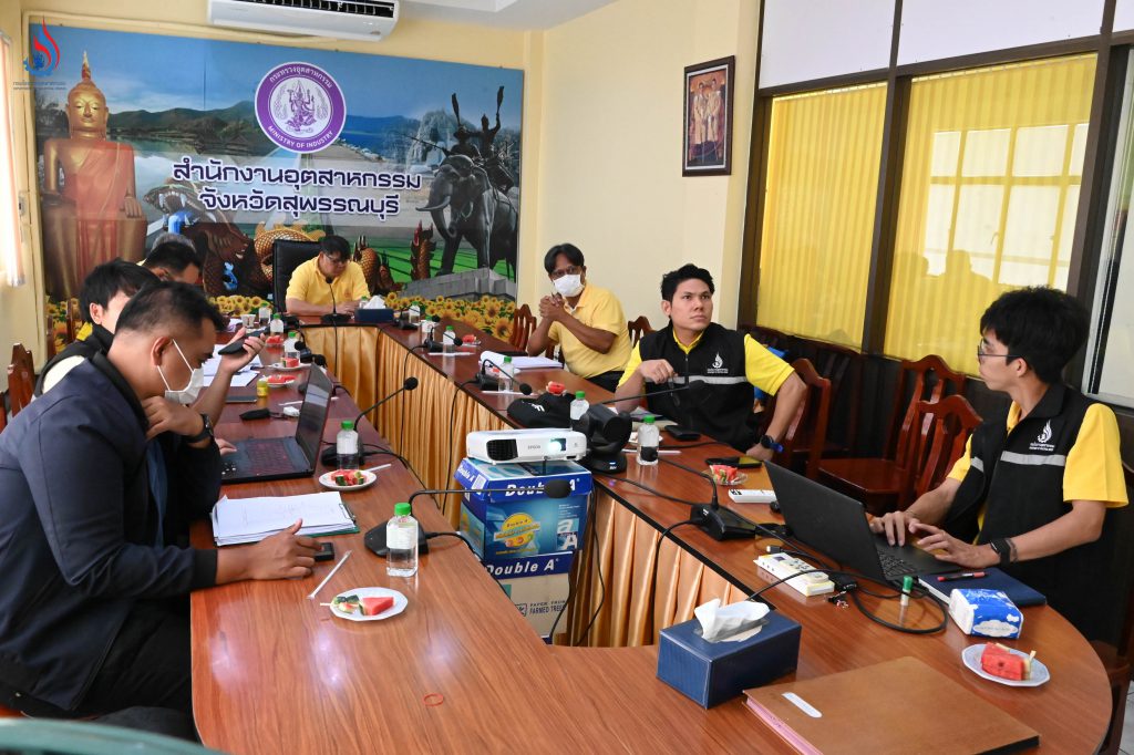 รองอธิบดีกรมโรงงานฯ นำทีม ตรวจติดตามการจัดการกากของเสียในสถานประกอบการไม่มีใบอนุญาตในพื้นที่สุพรรณบุรี พร้อมประชุมติดตามการแก้ปัญหาและการดำเนินคดีในพื้นที่ที่มีความเชื่อมโยงทางคดี