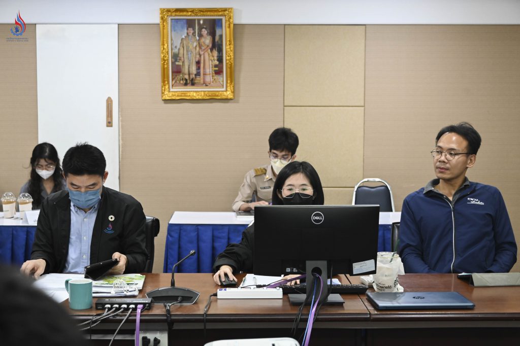 นายอดิศักดิ์ มณีท่าโพธิ์ ผู้อำนวยการกลุ่มส่งเสริมอุตสาหกรรมสีเขียว (ด้านซ้าย) และเจ้าหน้าที่ที่เกี่ยวข้อง