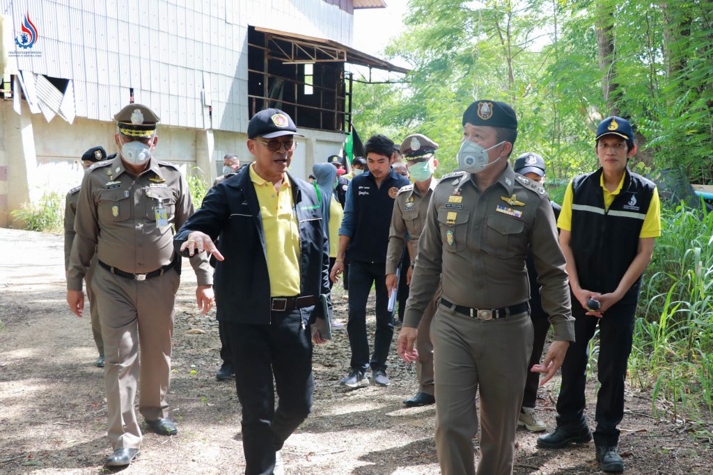 คณะผู้ช่วย ผบ.ตร. ได้ลงพื้นที่ตรวจสอบข้อเท็จจริงการดำเนินคดีการลักลอบทิ้งกากในพื้นที่ป่าด้านหลังโรงงานบริษัท เอกอุทัย จำกัด (สาขากลางดง)