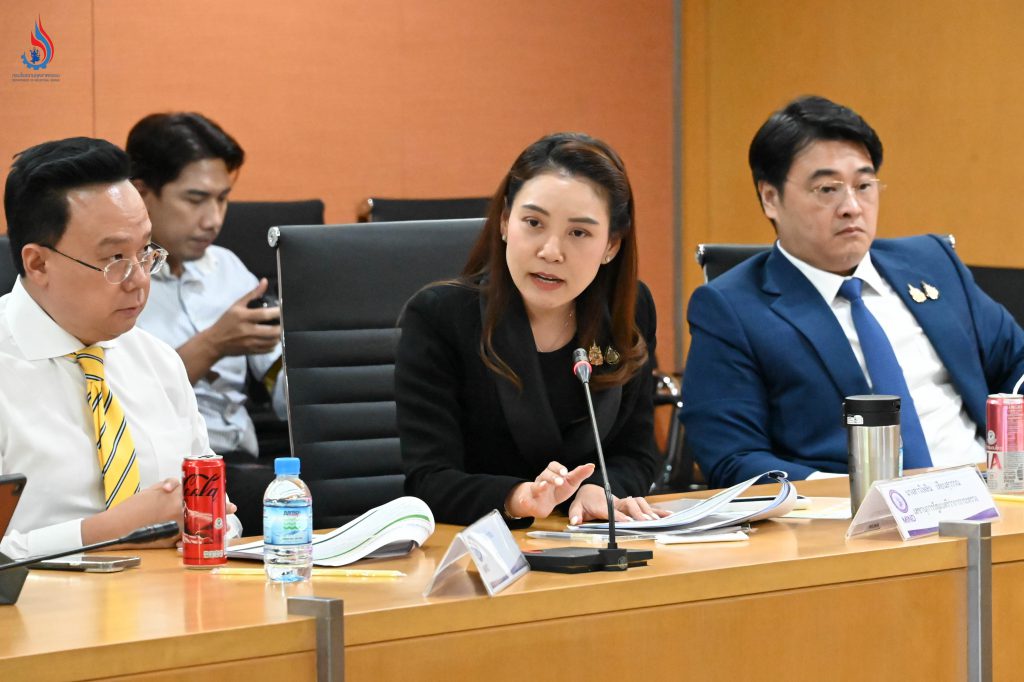 นายดนัยณัฏฐ์ โชคอำนวย ที่ปรึกษารัฐมนตรีว่าการกระทรวงอุตสาหกรรม นางสาวไพลิน เทียนสุวรรณ เลขานุการรัฐมนตรีว่าการกระทรวงอุตสาหกรรม