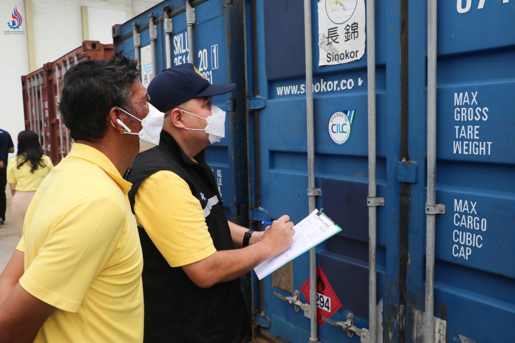 อธิบดีกรมโรงงานอุตสาหกรรม มอบหมายเจ้าหน้าที่กองบริหารจัดการวัตถุอันตราย ลงพื้นที่สำนักงานศุลกากรท่าเรือแหลมฉบัง จังหวัดชลบุรี