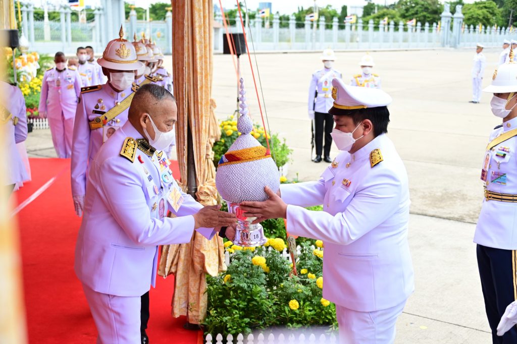 พิธีอัญเชิญเครื่องราชสักการะและพานพุ่มไปทูลเกล้าฯ ถวาย พระบาทสมเด็จพระเจ้าอยู่หัว