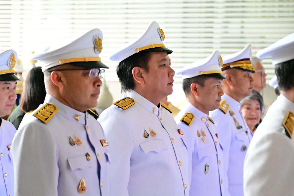 (คนที่ 2 จากด้านซ้ายของภาพ) นายพรยศ กลั่นกรอง รองอธิบดีกรมโรงงานอุตสาหกรรม เป็นผู้แทนกระทรวงอุตสาหกรรม เข้าร่วมพิธีฯ