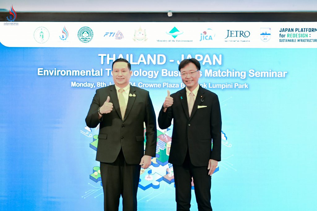 นายอิซาโตะ คูนิซาดะ รัฐมนตรีช่วยว่าการกระทรวงสิ่งแวดล้อม ประเทศญี่ปุ่น และร้อยเอก รชฏ พิสิษฐบรรณกร ผู้ช่วยรัฐมนตรีประจำกระทรวงทรัพยากรธรรมชาติและสิ่งแวดล้อม กล่าวเปิดงาน