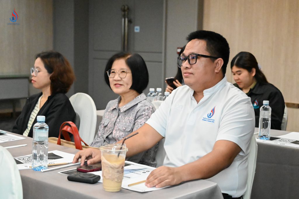 (กลาง) นางอัญชลี ยิ่งทวีสิทธิกุล ผู้เชี่ยวชาญเฉพาะด้านสิ่งแวดล้อม