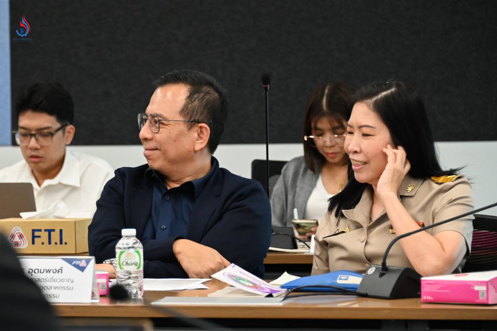 นางสาวนวพร สงวนหมู่ ผู้อำนวยการกองพัฒนาอุตสาหกรรมเชิงนิเวศ และ นายเอกบุตร อุตมพงศ์ รักษาการนักวิทยาศาสตร์เชี่ยวชาญ กองบริหารจัดการกากอุตสาหกรรม