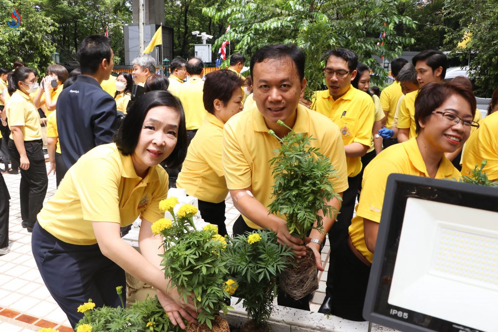 นางจุฬารัตน์ มณีเสถียรรัตนา เลขานุการกรม และ นายบวร สัตยาวุฒิพงศ์ ผู้อำนวยการกองส่งเสริมเทคโนโลยีความปลอดภัยโรงงาน