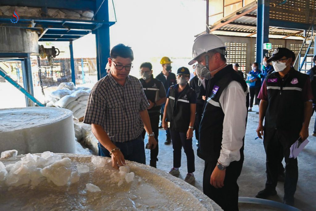 โรงงานของ บริษัท ศักดิ์ศรีอุตสาหกรรม จำกัด ประกอบกิจการผลิตกรดกำมะถัน สารส้มชนิดอลูมิเนียมซัลเฟต และอลูมิเนียมแอมโมเนียมซัลเฟต โพลี่อลูมิเนียมคลอไรด์ กำมะถันแท่งและกำมะถันผง