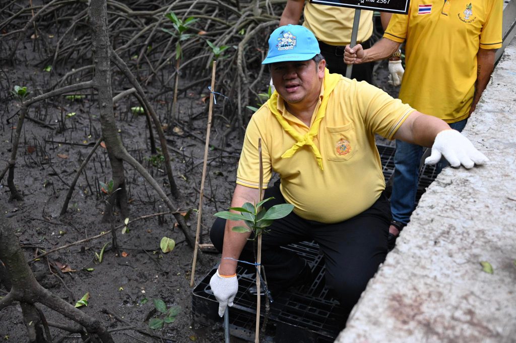 รองอธิบดีกรมโรงงานฯ ร่วมปลูกต้นโกงกางเพื่อบรรเทาปัญหาการกัดเซาะชายฝั่งทะเล ณ ป่าชายเลนชุมชนบ้านแหลมฉบัง