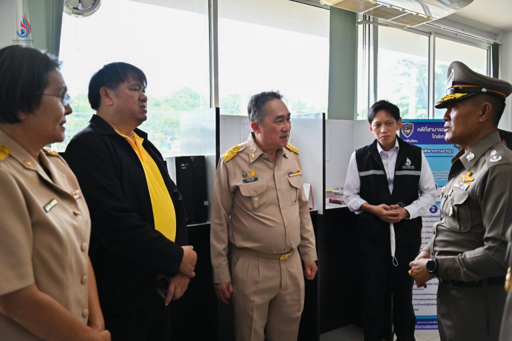 อธิบดีกรมโรงงานอุตสาหกรรม นำคณะเจ้าหน้าที่กรมโรงงานอุตสาหกรรม เข้าร้องทุกข์กล่าวโทษและนำพยานหลักฐานส่งมอบให้พนักงานสอบสวน สถานีตำรวจภูธรเขาหินซ้อน