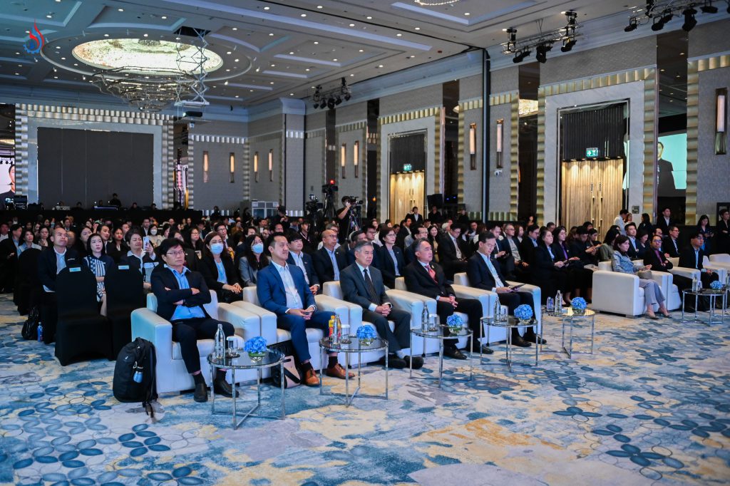 ร่วมระดมความคิดเห็นและแลกเปลี่ยนข้อมูลจากนักวิชาการ นักธุรกิจ และผู้เชี่ยวชาญ ในการยกระดับศักยภาพธุรกิจไทย