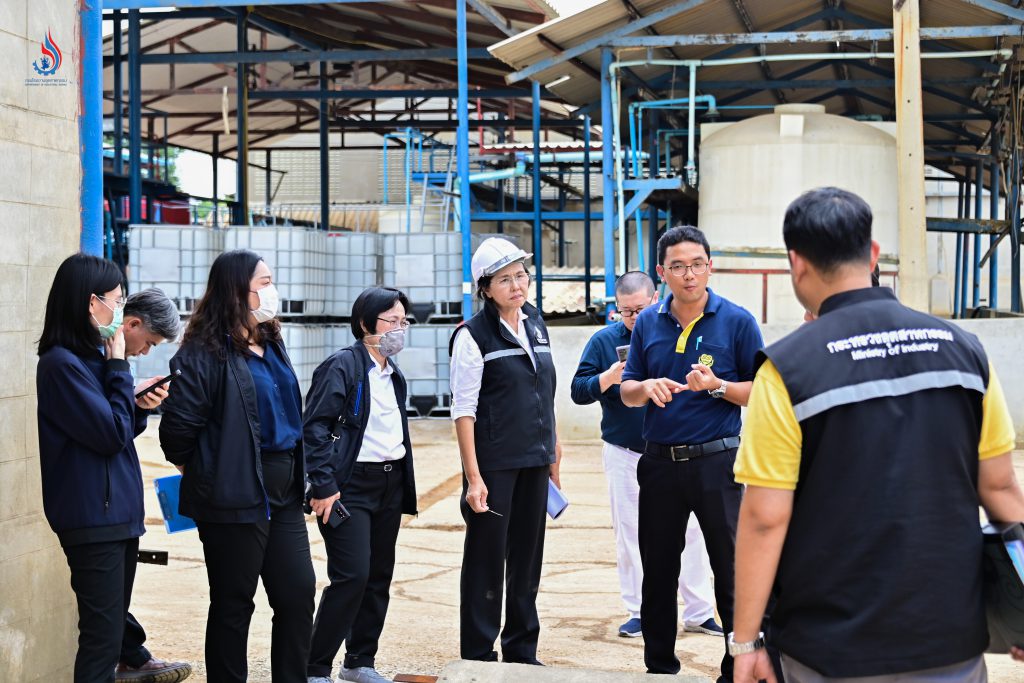 (สวมหมวก) นางจินดา เตชะศรินทร์ ผู้อำนวยการกองกฎหมาย