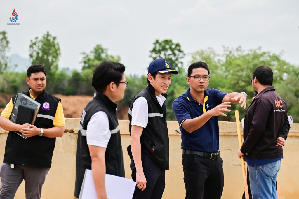 (สวมหมวก) นายปณตสรรค์ สูจยานนท์ ผู้อำนวยการกองบริการงานอนุญาตโรงงาน 1