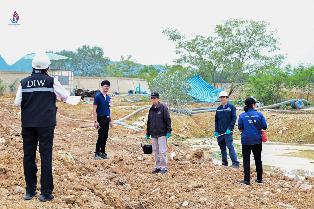 เจ้าหน้าที่ศูนย์วิจัยและเตือนภัยมลพิษโรงงานภาคตะวันตกได้ดำเนินการเก็บตัวอย่างน้ำจากบริเวณด้านในและด้านนอกโรงงาน