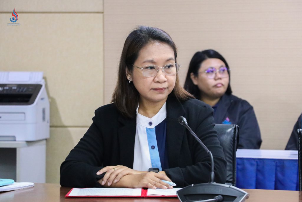 นางสาวธนธร ยอดสมสวย รักษาการนักวิทยาศาสตร์เชี่ยวชาญ กองส่งเสริมเทคโนโลยีสิ่งแวดล้อมโรงงาน กล่าวรายงานที่มาและวัตถุประสงค์ของการจัดฝึกอบรม