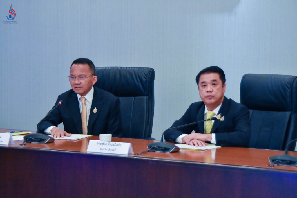 นายสุริยะ จึงรุ่งเรืองกิจ รองนายกรัฐมนตรีและรัฐมนตรีว่าการกระทรวงคมนาคม เป็นประธานการประชุม พร้อมด้วยนายสมศักดิ์ เทพสุทิน รัฐมนตรีว่าการกระทรวงสาธารณสุข