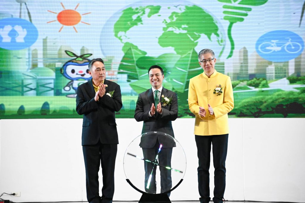 (ซ้าย-ขวา) นายจุลพงษ์ ทวีศรี อธิบดีกรมโรงงานอุตสาหกรรม, นายเอกนัฏ พร้อมพันธุ์ รัฐมนตรีว่าการกระทรวงอุตสาหกรรม และ นายณัฐพล รังสิตพล ปลัดกระทรวงอุตสาหกรรม