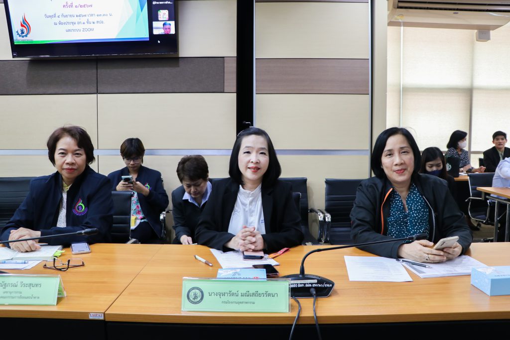 (คนกลาง) นางจุฬารัตน์ มณีเสถียรรัตนา เลขานุการกรม