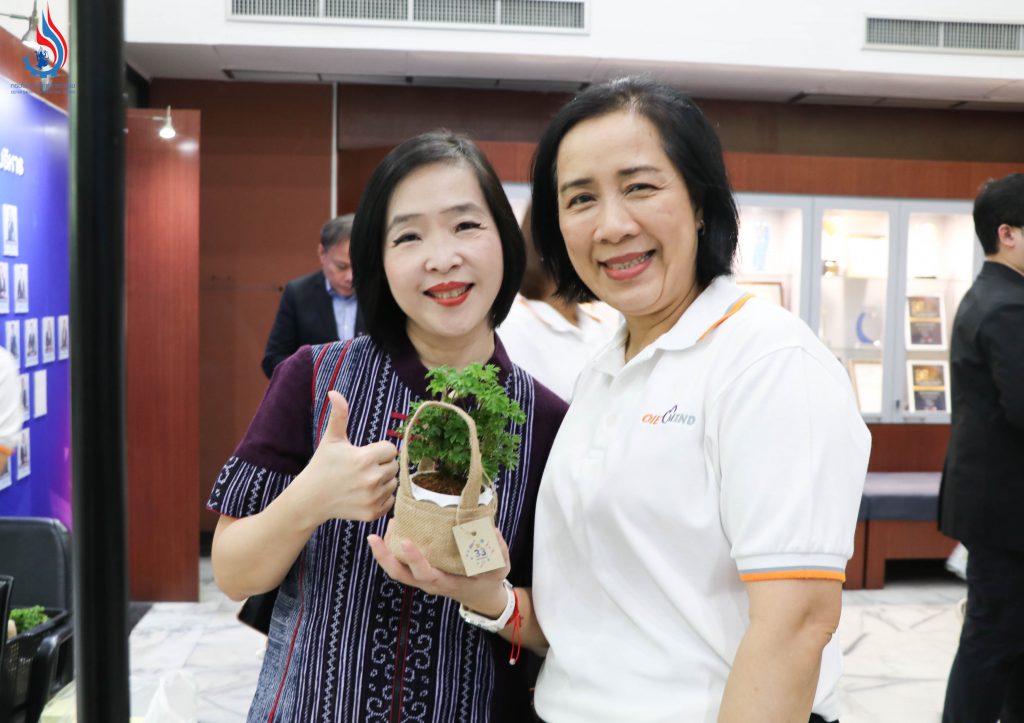 (ซ้าย-ขวา) นางจุฬารัตน์ มณีเสถียรรัตนา เลขานุการกรม กรอ. และ นางศุภิดา เสมมีสุข เลขานุการกรม สศอ.