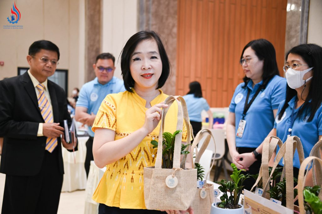 นางจุฬารัตน์ มณีเสถียรรัตนา เลขานุการกรม กรมโรงงานอุตสาหกรรม