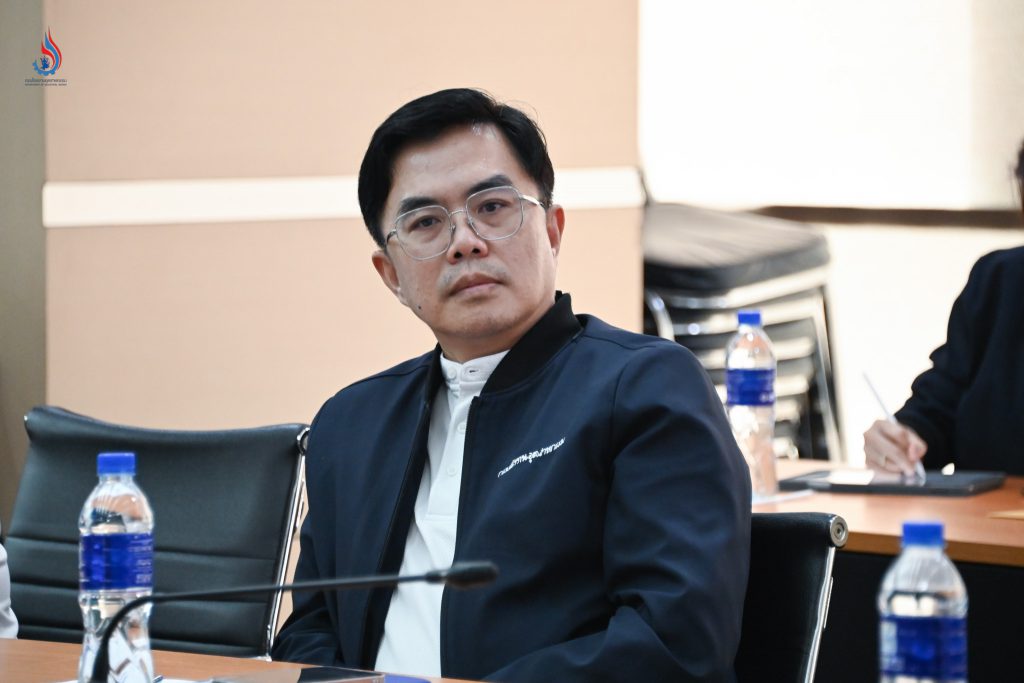 นายอำนาจ เหมะสถล ผู้อำนวยการสำนักงานทะเบียนเครื่องจักรกลาง เป็นผู้แทนกรมโรงงานอุตสาหกรรม