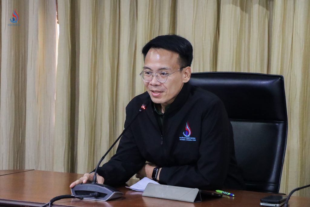 นายกิตติณัฐ โสภา วิศวกรชำนาญการพิเศษ กองส่งเสริมเทคโนโลยีสิ่งแวดล้อมโรงงาน บรรยายให้ความรู้เกี่ยวกับหลักเกณฑ์ข้อกำหนดในการยกระดับอุตสาหกรรมสีเขียว ระดับที่ 1 เป็นระดับที่ 2