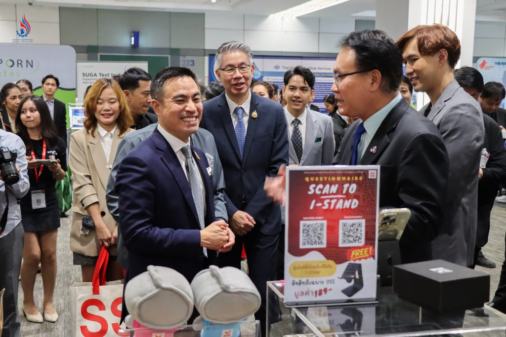 เยี่ยมชมออกบูธแสดงผลงานของสถาบันเครือข่ายและผลงานการพัฒนาผลิตภัณฑ์ของผู้ประกอบการ