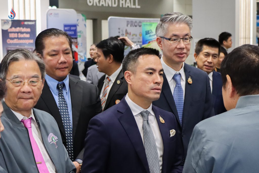 เยี่ยมชมออกบูธแสดงผลงานของสถาบันเครือข่ายและผลงานการพัฒนาผลิตภัณฑ์ของผู้ประกอบการ